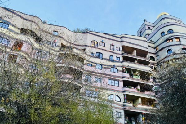 Ferienwohnungen Heppenheim Das schiefe Haus, Hundertwasserhaus DarmsadtWaldspirale